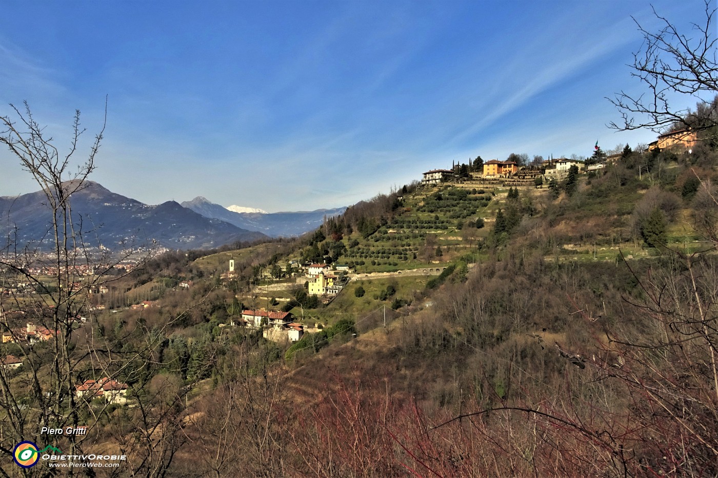 23 Vista panoramica verso Fontana e il Colle dei Roccoli.JPG